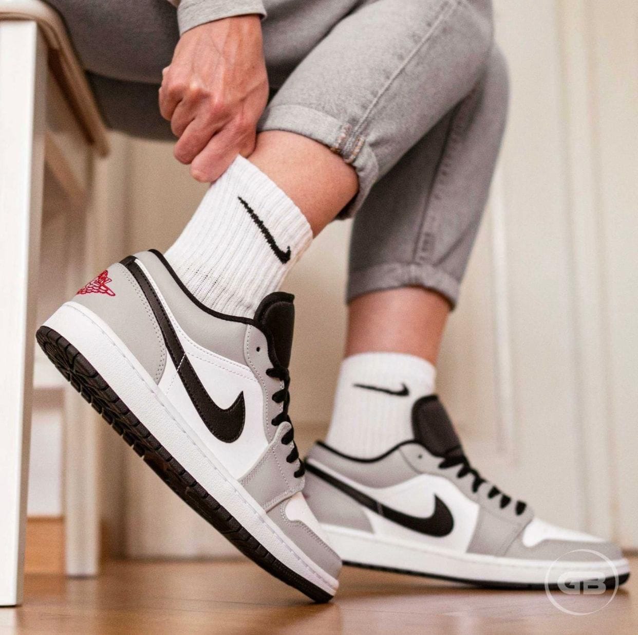 Nike Air 1 Light Smoke Low Sneakers