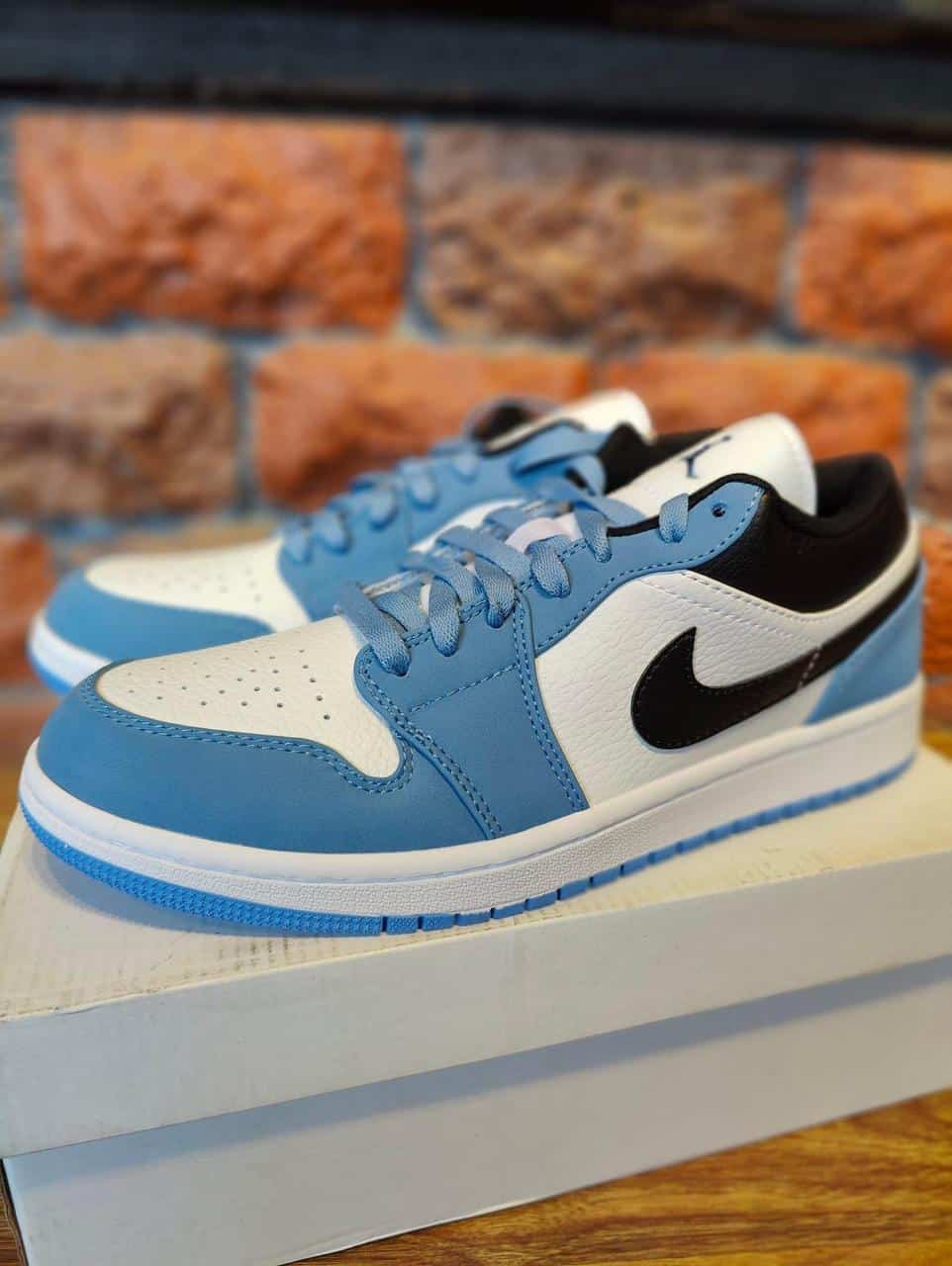 Nike Air Retro 1 UNC Blue Sneakers
