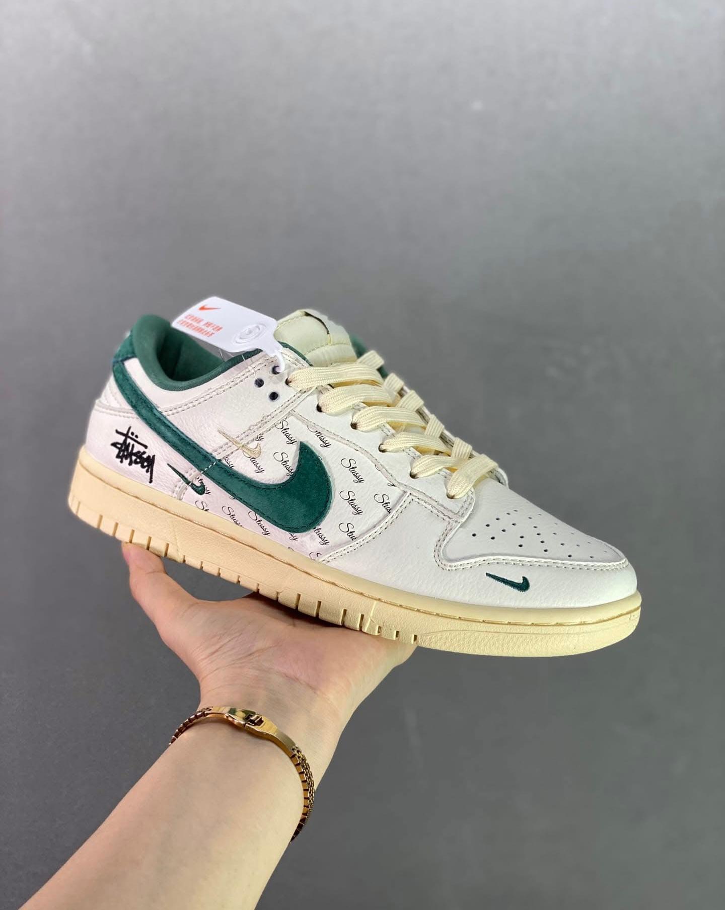 Nike SB Dunk Stussy Sneakers
