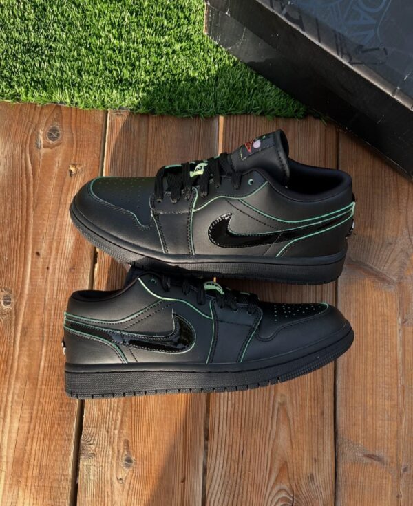 Air Jordan 1 Black Sneakers
